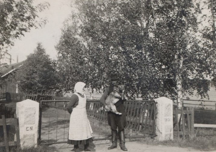 Ida och Erland Norrgård som här visar upp de nya grindstolparna, den ena försedda med Erlands initialer och den andra med årtalet 1936. Grindstolparna står fortfarande kvar men har flyttats en aning.