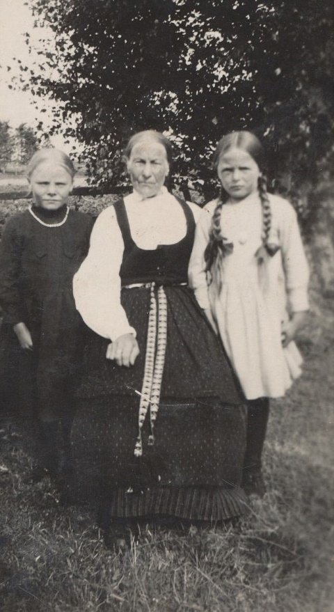 Anna Kajsa f. Korsbäck (1854-1936) som var gift med ”Klemes-Hindrik”, alltså Henrik Långfors tillsammans med barnbarnen Adele Långfors till vänster och Svea Norrgård till höger. Anna Kajsa bodde under en tid i den lillstuga som stod på gården där Jöranas.