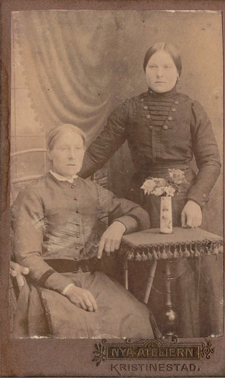 Sittande Anna Kajsa Långfors tillsammans med dottern Ida, som sedan gifte sig med Erland Norrgård.