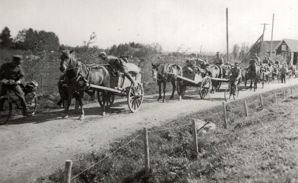 8/JR 61 tross på väg till östfronten. De hade just startat från lokalen i bakgrunden och redan efter 100 meter gick seldonen sönder. Längst till vänster Artur Björses.