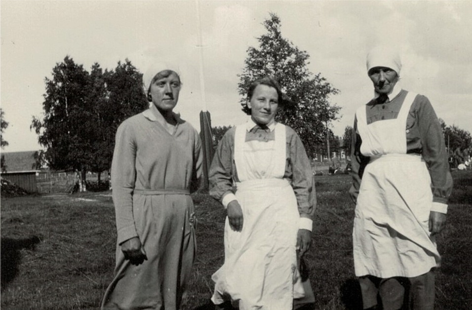 Lottorna Elin Knuts, Tyra Ingves och Hulda Blomberg på lokalgården.