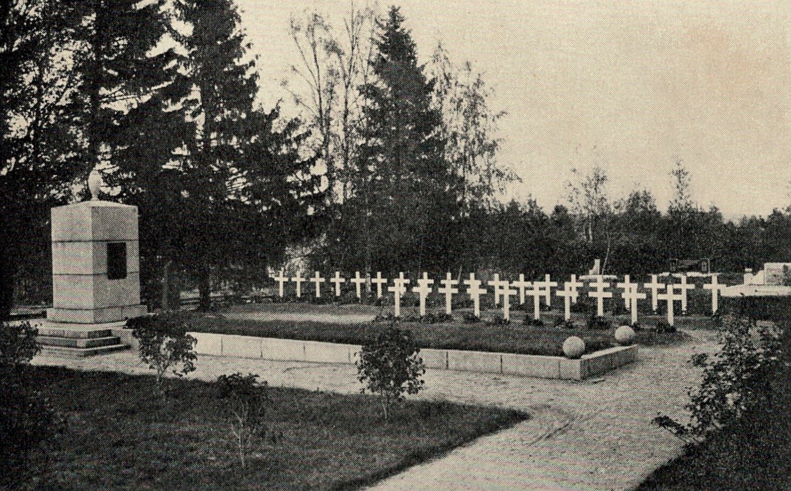 Vykort från sommaren 1940 med hjältegraven över frihetskrigarna 1918. De vita korsen är över de som stupade under vinterkriget 30.11.1939 - 13.3.1940.