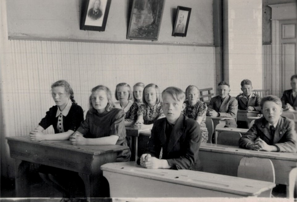 Emmi Bast och Josef Nessler ser ner på eleverna från vänster: Etel Storsjö, Margit Lindahl, Anna Myllykorpi, Ulla Storsjö, Astrid Nissander, Nils Hellman, Margit Rosendahl, Lars Börje Engelholm, Nils Klåvus och Runar Storsjö.