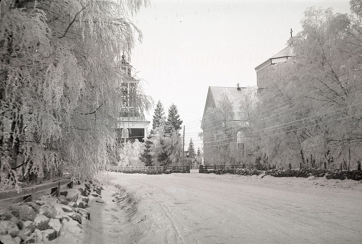 Klockstapeln och kyrkan i vinterskrud på vårvintern 1940.