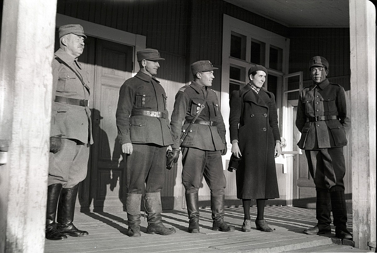 Skyddskårsledarna på lokaltrappan 1940, från vänster Nils Molander, Otto Björses, Emil Björses, Hjördis Landgärds och till höger Bertel Ekman.