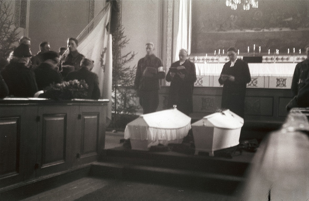 Elis Holm och Gunnar Nygren stupade den 5 februari 1940 och båda begravdes den 22 februari. Kyrkan var helt fylld av besökare.