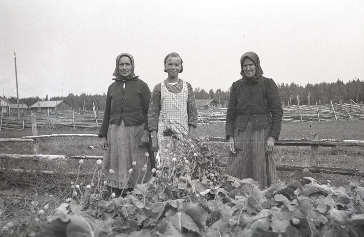 Else Utfolk är med i klubben första året och visar här upp sina trädgårdsland tillsammans med mor Hilda till vänster. Kvinnan till höger är okänd.