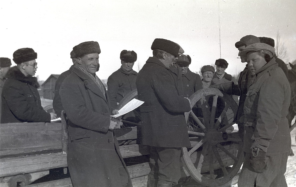 Kärror och hjul skall skickas till fronten på vårvintern 1940. Längst till vänster magister Jakob af Hällström, han med papperet är Erland Klockars och framför honom står Frans Nygren.