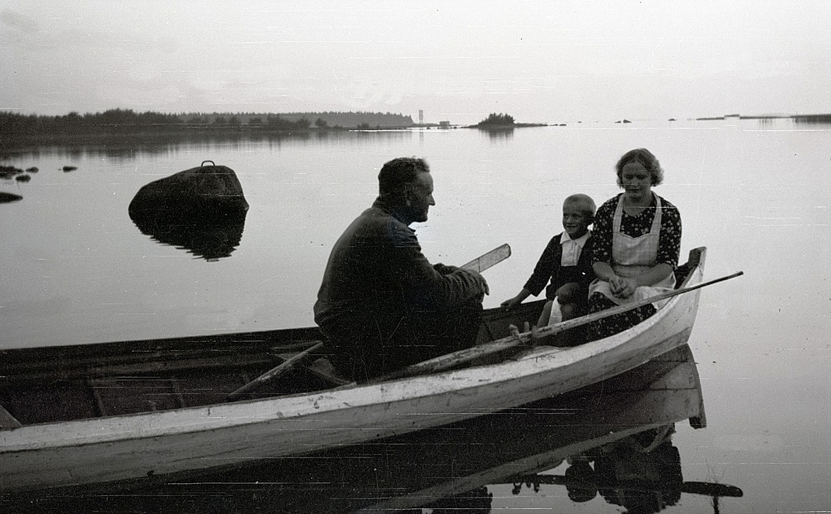 Holger Knus, f. 1933 ute på fjärden tillsammans med pappa Selim och mamma Helmi.