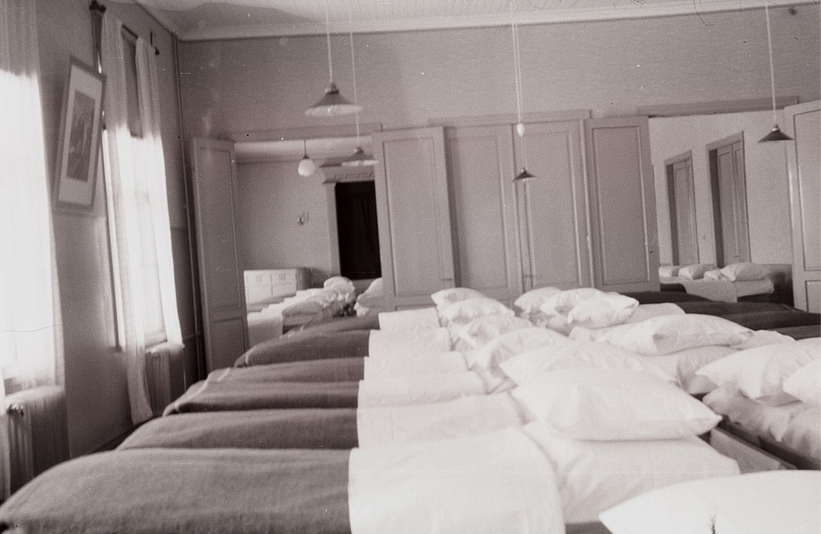 Fram till april 1940 var folkhögskolan ett sjukhus för lindrigt skadade och de sköttes av doktor Dreijer och ungefär 10 kvinnor från Lappfjärd.