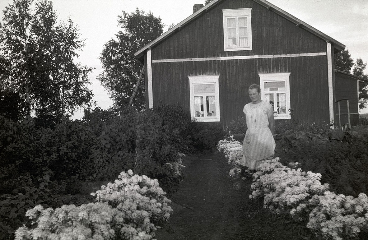 Alice Björses mitt bland blommor i sitt klubbland.