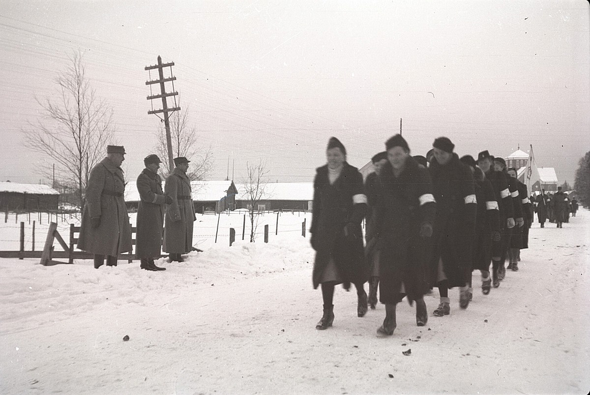 Lottorna på parad i Lappfjärd söderut från kyrkan den 6 december 1940.