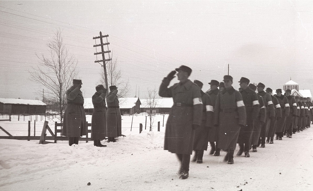 Skyddskåristerna på parad i Lappfjärd söderut från kyrkan på självständighetsdagen 6 december 1940