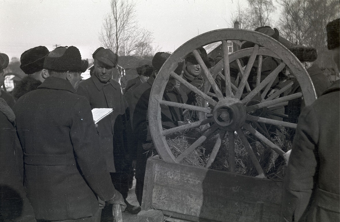 Här bokförs de kärrhjul som bönderna skickade iväg till fronten 1940. 