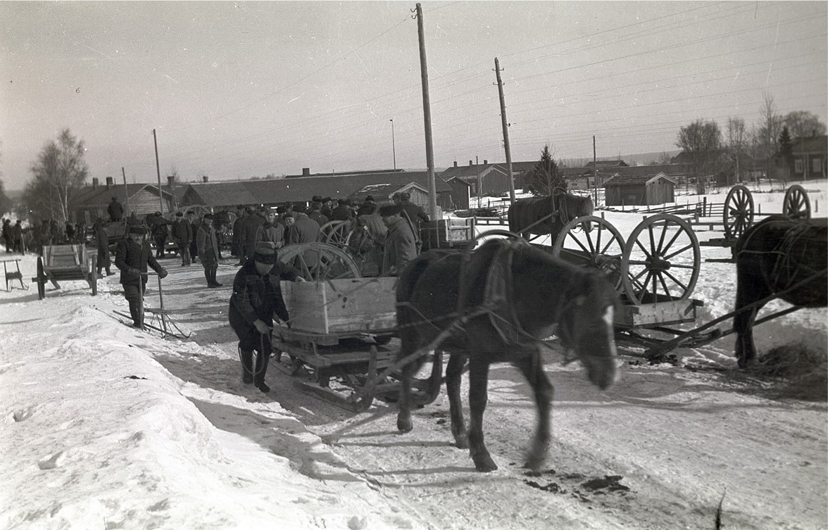 Det är full fart på kyrkbacken då kärrhjulen skall samlas in för att skickas vidare till stationen i Kristinestad därifrån de skickades med tåg till östfronten 1940.