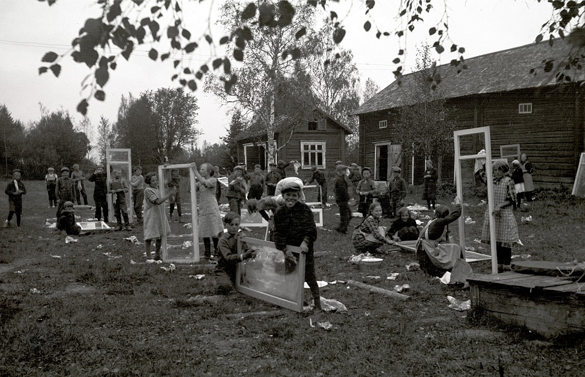 De inre fönstren som togs bort på våren skall tvättas på hösten före de sätts tillbaka. Här ser vi eleverna på skolans gård.