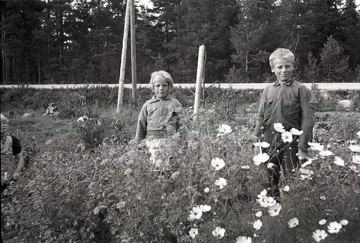 Else-Maj och Åke Hemberg visar upp klubblandet i Palon i Dagsmark.