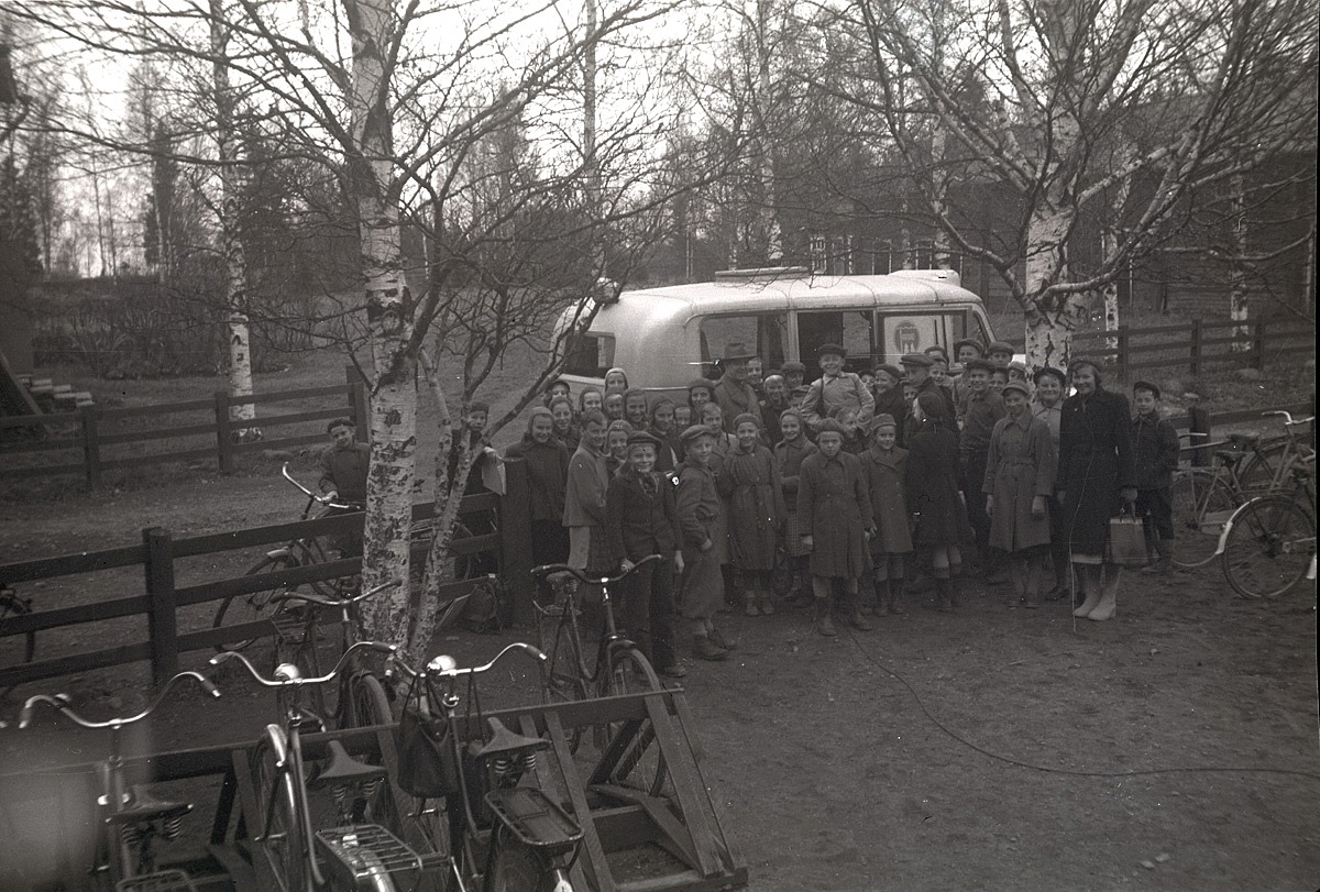 Eleverna i södra skolan står samlade framför Rundradions buss som parkerat på gården.