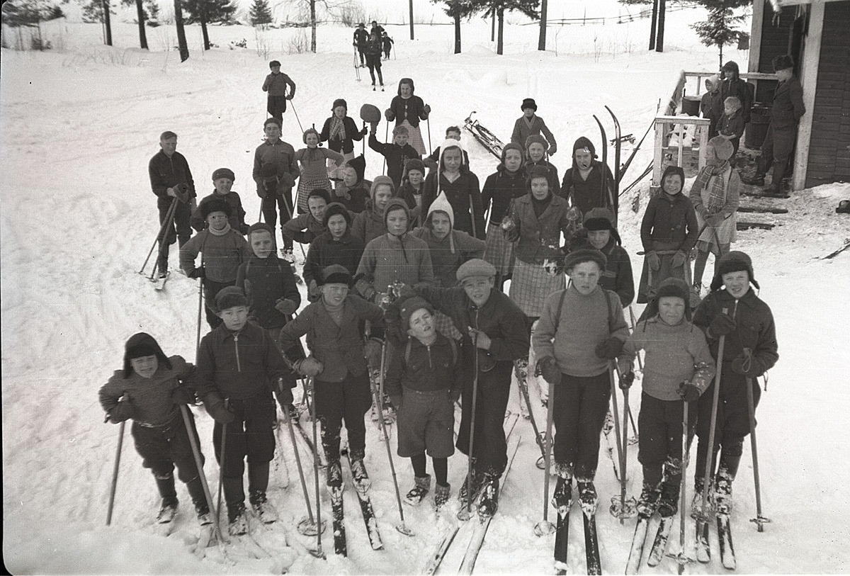 Skolbarnen på skidutfärd i mars 1941.