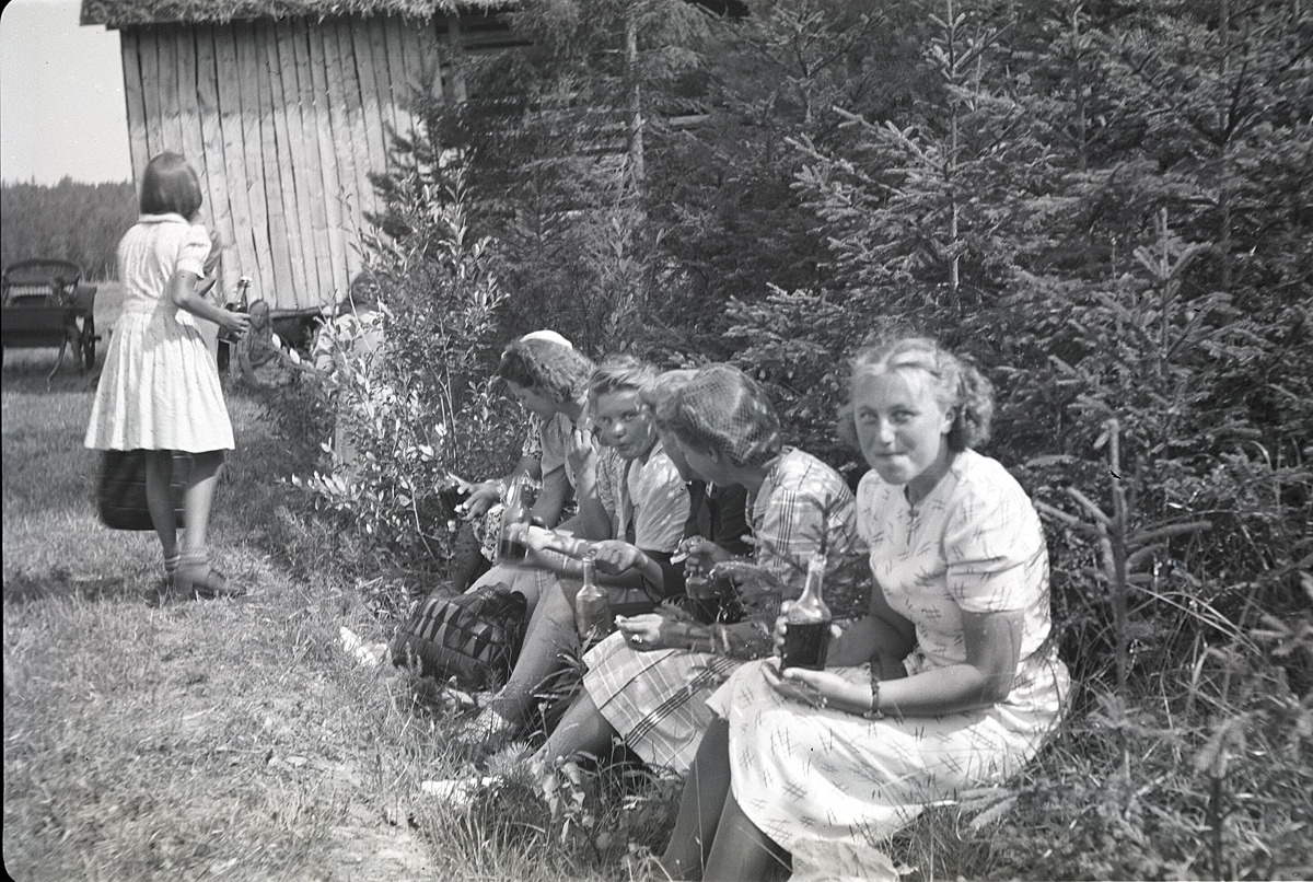 Marita Ålgars längst fram och de andra flickorna ser ut att njuta av lemonaden under sin sommarutfärd till Härkmeri.