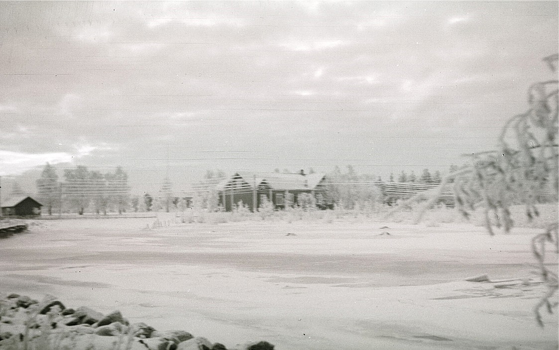 De rimfrostiga telefonlinjerna skymmer ungdomslokalen en vinterdag 1941.