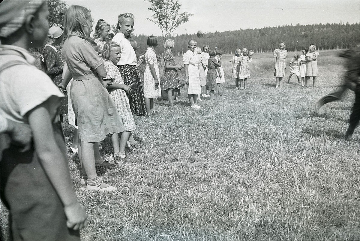 Sommaren 1941 gjorde klubbmedlemmarna en utfärd till Härkmeri, där flickorna hade lekar i det gröna.