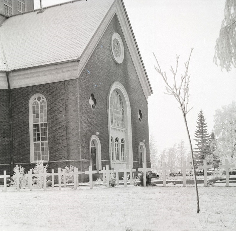 På vintern 1941 finns det redan dubbla rader med vita kors vid hjältegravarna i Lappfjärd.