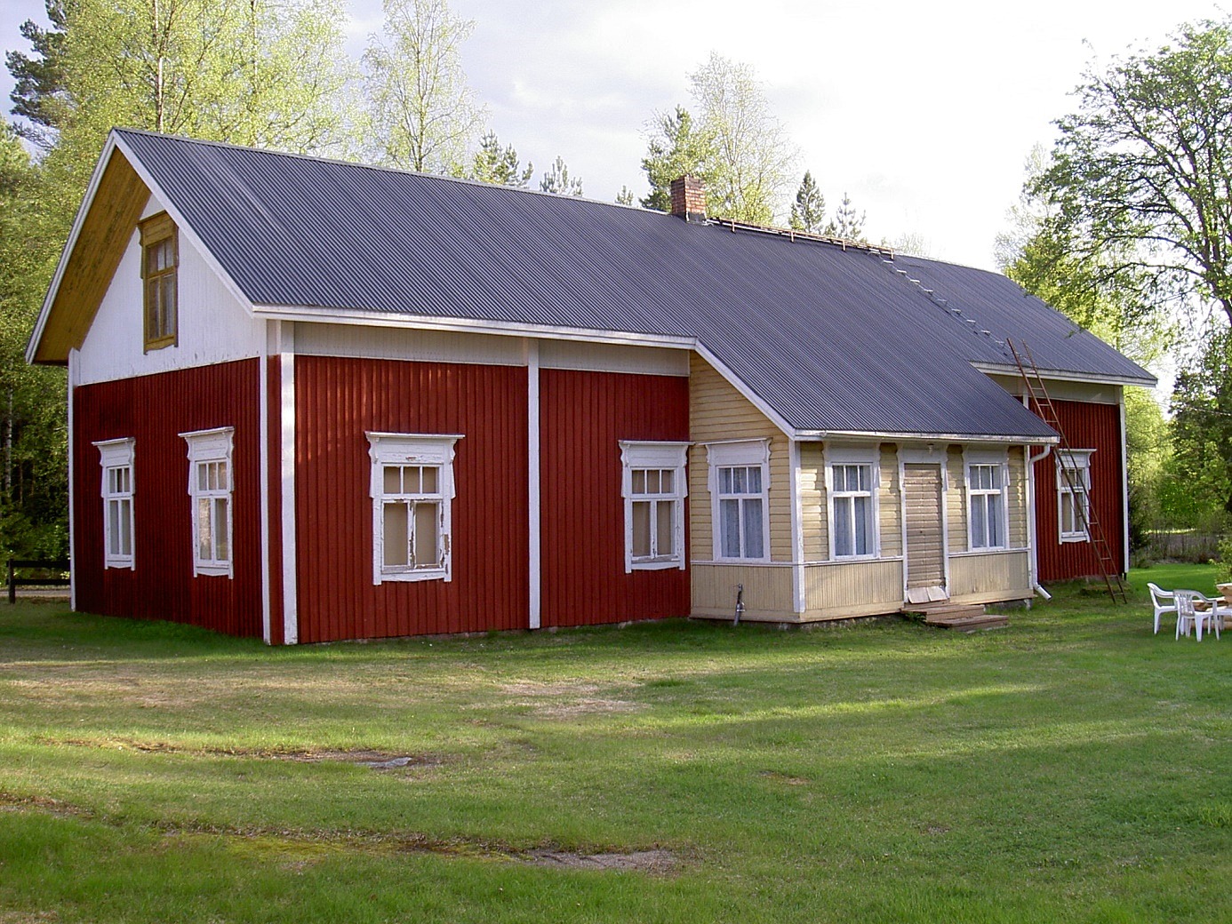 Dahlroos stiliga bondgård fotograferad 2003. Lillsjövägen går precis bakom gården.