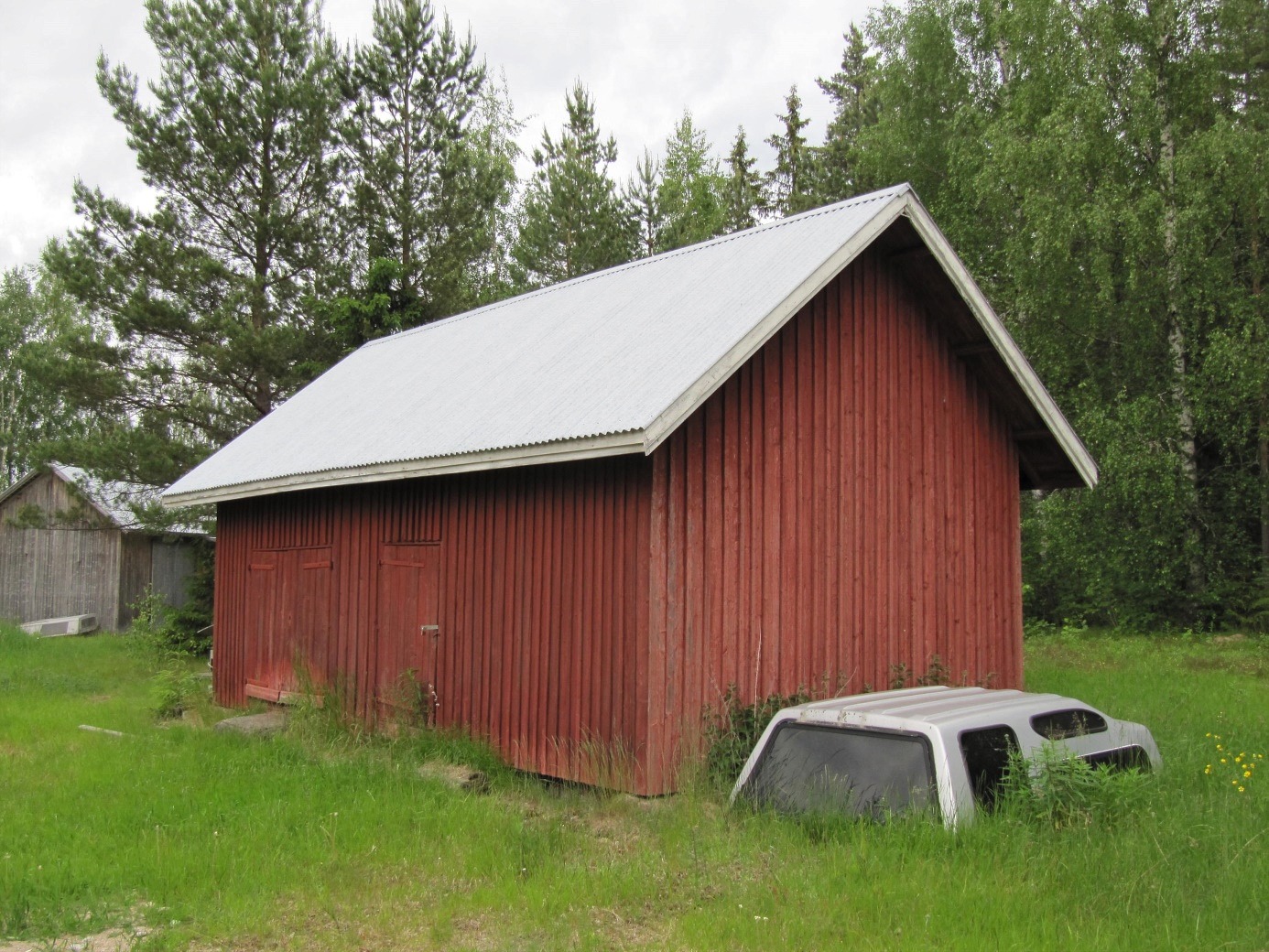 Bakom uthusen stod Josipas snickarverkstad, där många fina och nyttiga saker har tillverkats. Sonen Selim som sedan stupade i fortsättningskriget var också en mycket händig man och duktig snickare. 