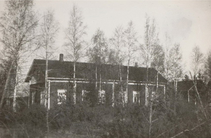 Bakom björkarna Dahlroos Josef gård. Fotografen stod ungefär där ”Lillsjö-Hindrikas”, alltså Josefs barndomshem stod i tiderna.