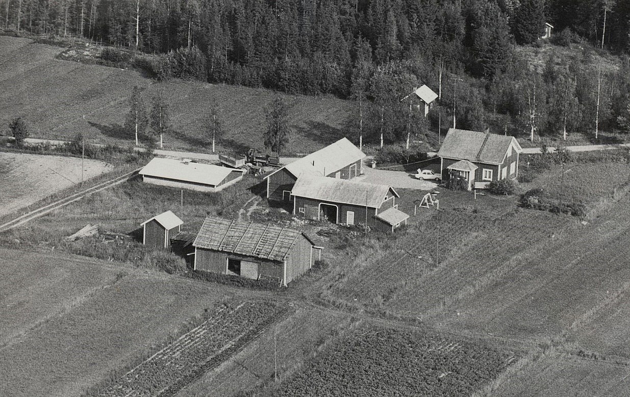 På flygbilden syns den gård som Johan Viktor och Hulda Lindblad byggde på 1950-talet. 