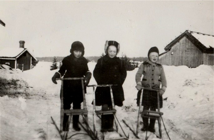 Sven Åberg tillsammans med Solveig och Inger Dahlroos.