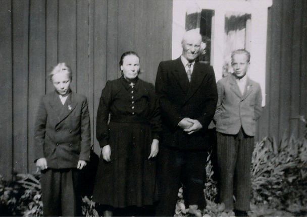 På bilden från 1952 står Hulda och Johan Viktor Lindblad med pojkarna Boris och Rune. 