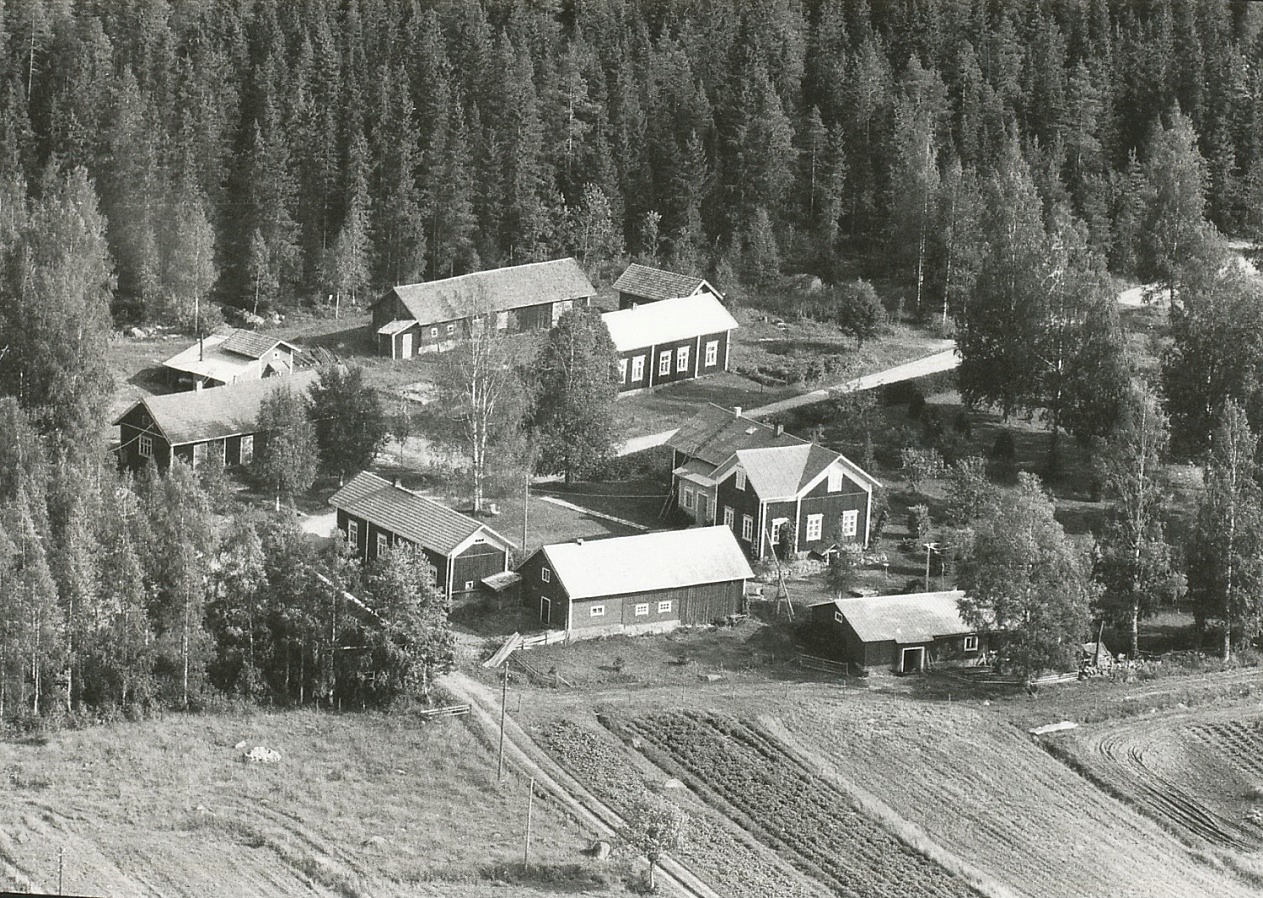 På den här flygbilden från 1966 syns bröderna Berglunds gårdar i Lillsjö. I förgrunden Josef och Vilhelminas gård och på andra sidan vägen syns Johan Viktors gård. Fotot från söder.