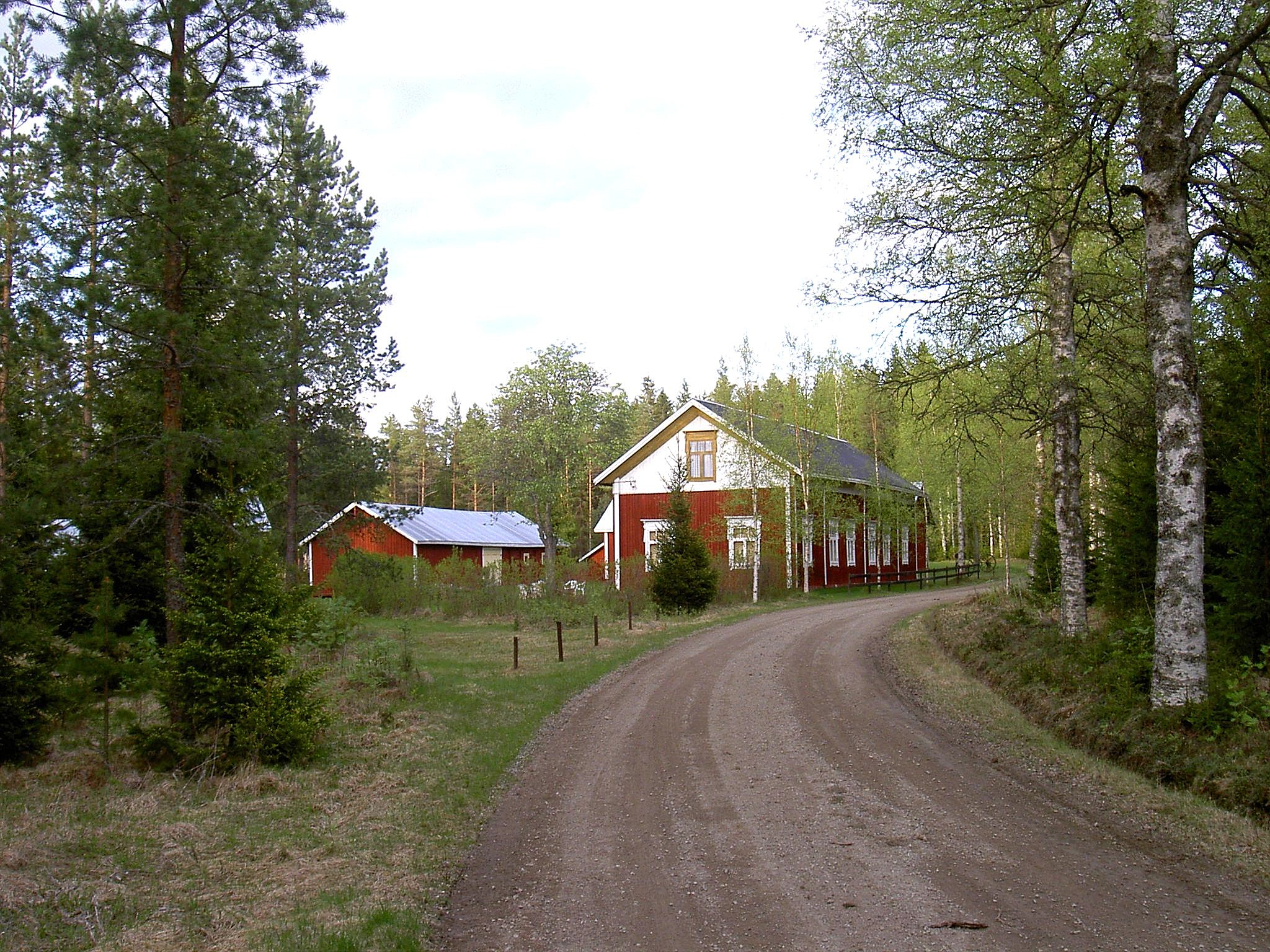 Dahlroos stilrena bondgård står nära Lillsjövägen. Fotot från 2003.