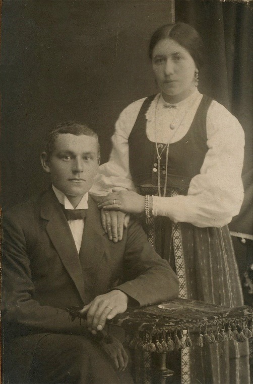 Här på bilden det unga paret Erik Anders och Selma Båsk. De gifte sig år 1916 men det här är möjligtvis ett förlovningsfoto som är taget någon tid före bröllopet. 