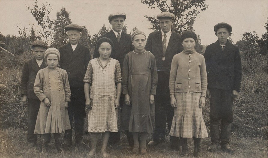 Lillsjö framtid på ett och samma foto. Pojkarna fr.v. Eskil Hällfors, Sigvald Forslund, Selim Dahlroos, Gunnar Hällfors och Otto Dahlroos. Flickorna fr.v. Elvi Hällfors, en okänd barnpiga, Elin Hällfors och Elin Lindblad.