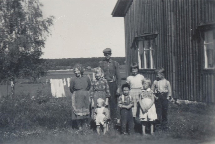 Sylvia och Otto Dahlroos med ungefär hälften av barnen.