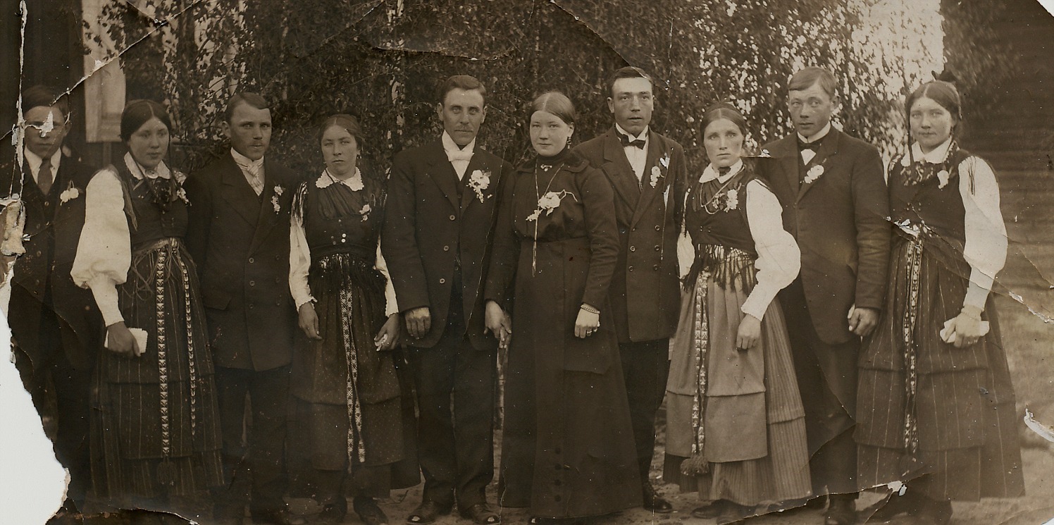 Här ser vi brudparet Anders Båsk och Selma Eklund i juni år 1916. Från vänster Evert Gröndahl, okänd, Johannes Gröndahl, okänd(möjligtvis Amanda Gröndahl) , Erik Anders Båsk, Selma Båsk, Frans Eklund, ”Skol-Selma” Gröndahl, Emil Eklund och hans hustru Hulda. 