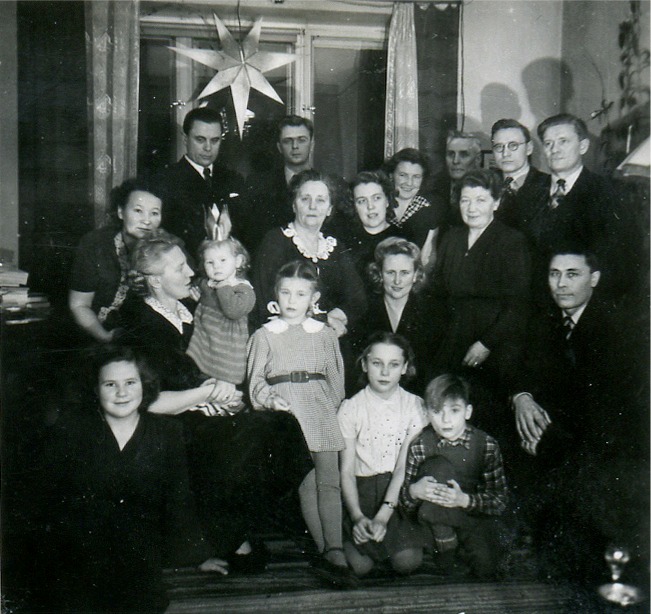 På fotot som är taget någon gång efter kriget så är en del av släkten samlad för att fira jul tillsammans. 