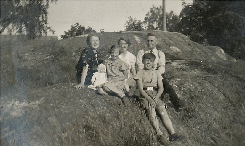 På bilden Selma och Anders Båsk med 3 av sina barn, från vänster Gullborg, Margit med dockan med sig och längst fram sitter Nils. 