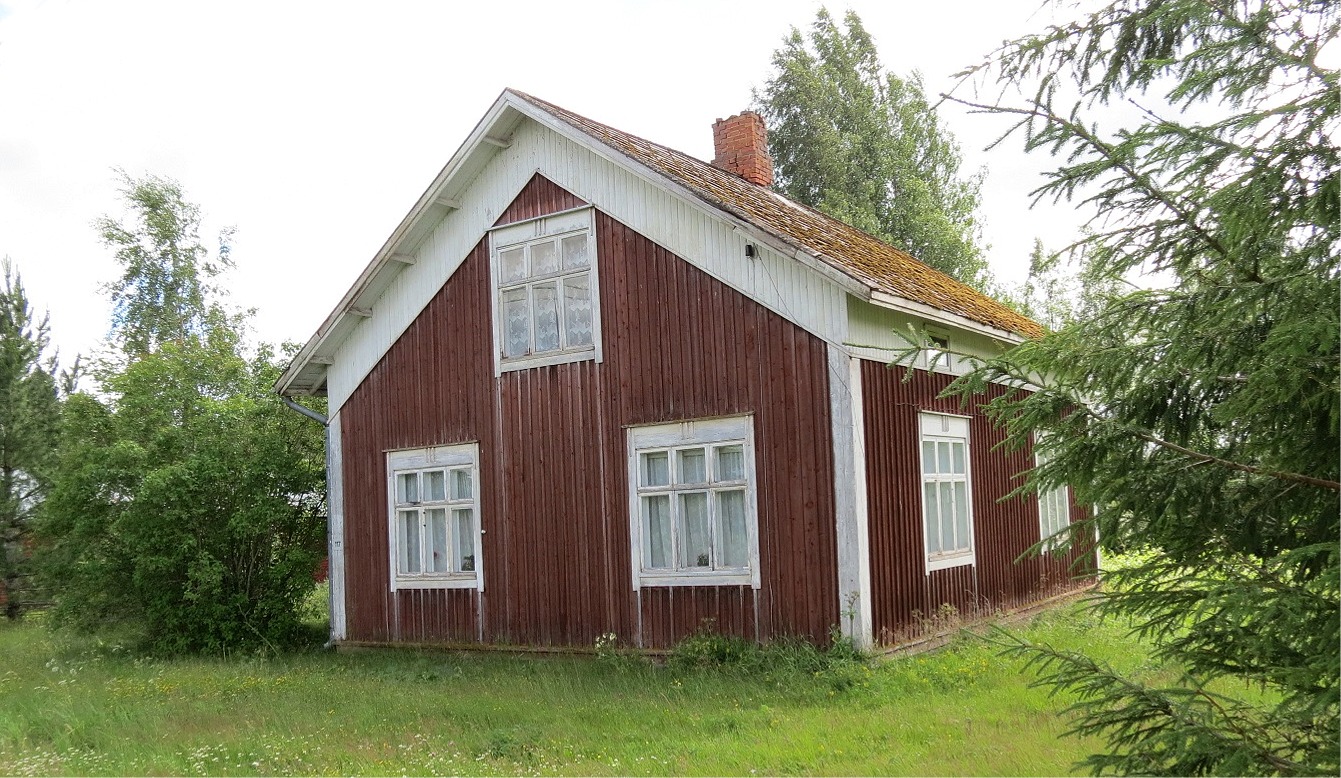 Nyholm Emils gård fotograferad från Lillsjövägen år 2017.