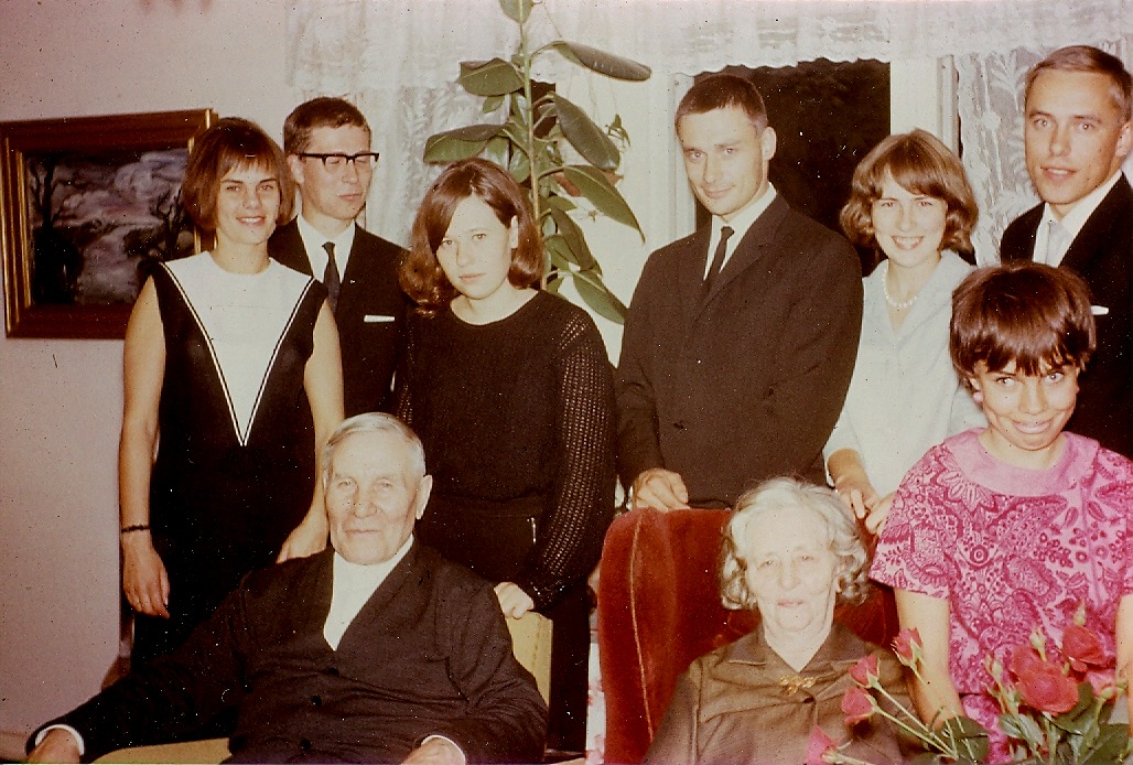 Emil och Ida Båsk, här omgivna av några barnbarn.