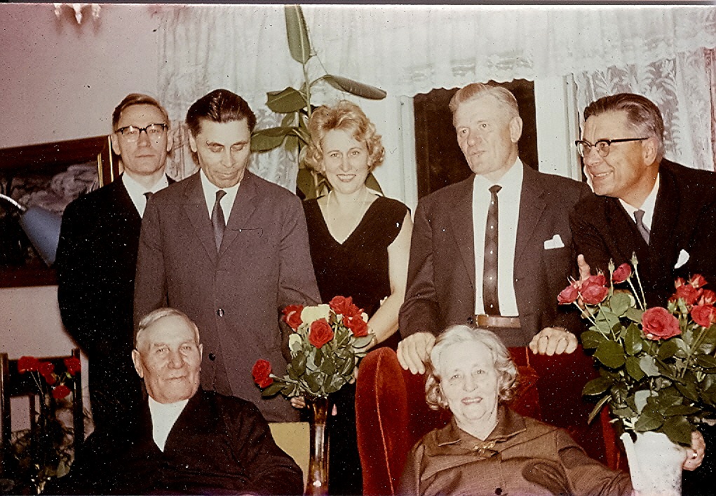 Wilhelm, Hjalmar, Ethel, Birger, Einar ooh så sittande Emil och Ida Båsk. Fotot är troligtvis från Idas födelsedagskalas år 1965, då hon fyllde 80 år.