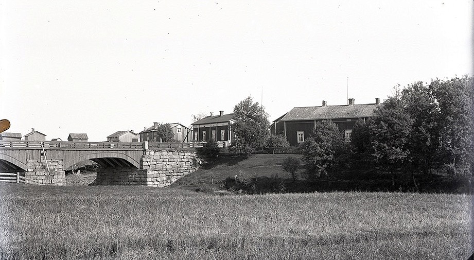 På bilden från ca 1915 ser vi att Selmas barndomshem var vackert beläget på Brobackan. Det ligger mitt i bild och byggdes om på 1920-talet av Selmas bror Frans då han återvände från Amerika tillsammans med hustrun Elvira och dottern Lilli. Gården längst till höger är Ådd-Ivars. 