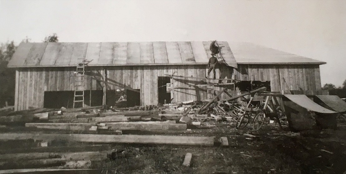 I september 1952 hade bygget av den nya sågen framskridit så långt att det gick att lägga på taket.