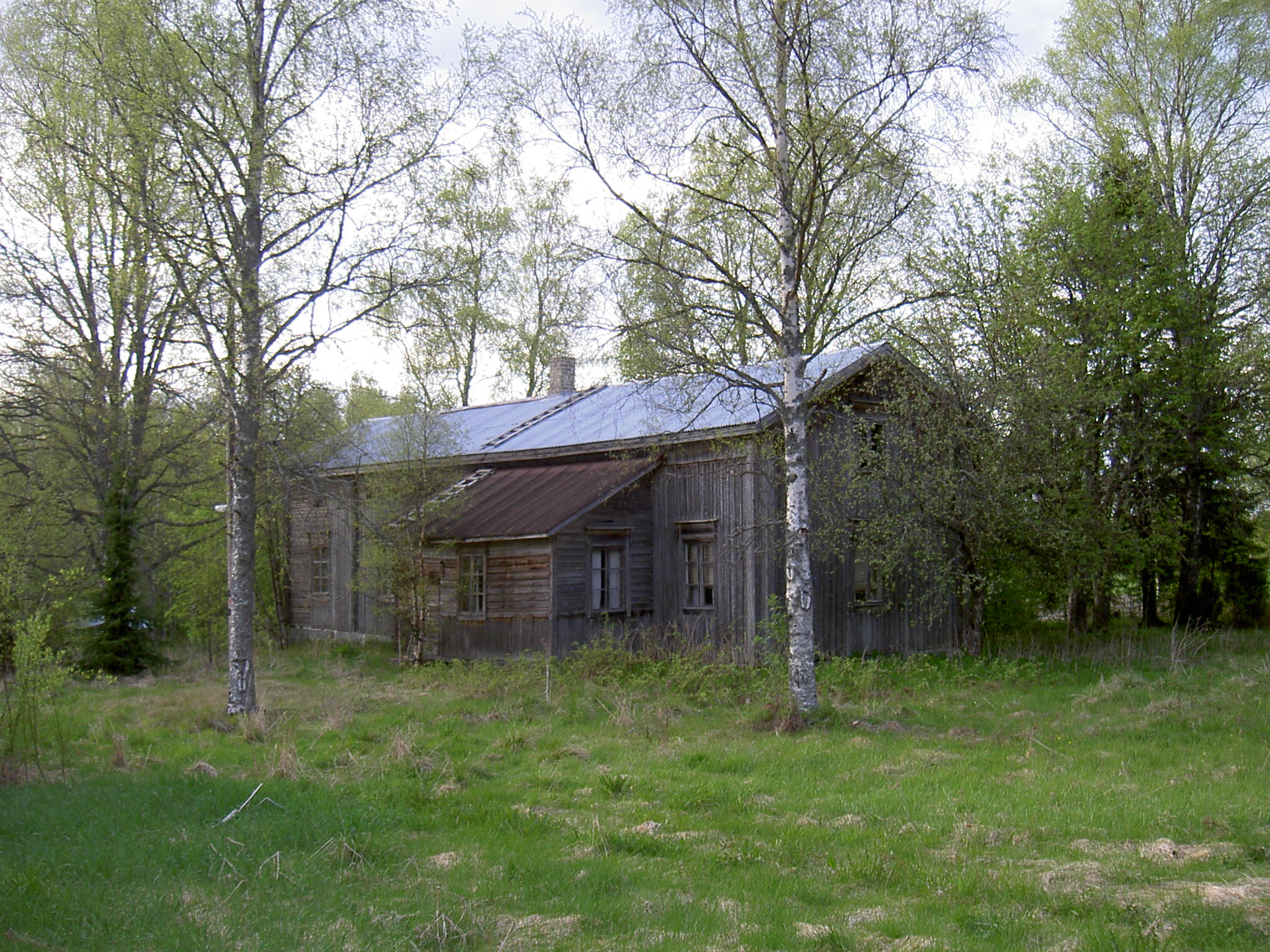 Så här såg Forslunds gård i Lillsjö ut våren 2003. Åtminstone en del av huset var från slutet på 1700-talet då den första nybyggaren Matts Mickelsson (1755-1797)bosatte sig i Lillsjö. Sedan övertogs den av sonen Matts Mattsson (1779-1853) och sedan av dennes son Johan Henrik Mattsson (1804-1875). Följande ägare blev dennes son Henrik Johansson (1828-1916) som kallades "Lillsjö-Hindrik". Efter Henrik bodde dennes son Karl Erik Forslund där och den sista som bodde i huset före det revs var Karl Eriks son Sigvald Forslund.