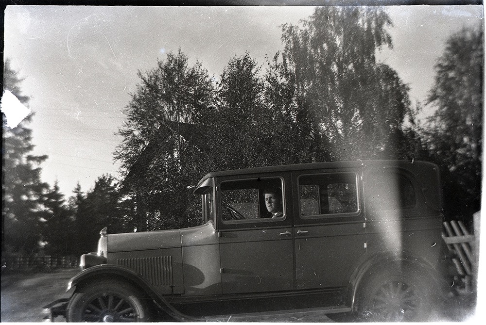 Här på bilden den unge Rurik Nylund (f. 1907) som är ute och provkör pappa Viktors bil någon gång på 20-talet.