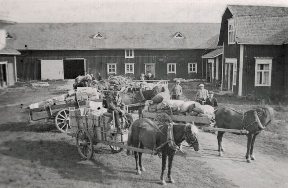 Så här såg det ut på Elis Lillträsks gårdsplan då anhörigas paket skulle skickas till fronten vid Jandeba. Kurirer var Heinz Stude och Otto Björses.