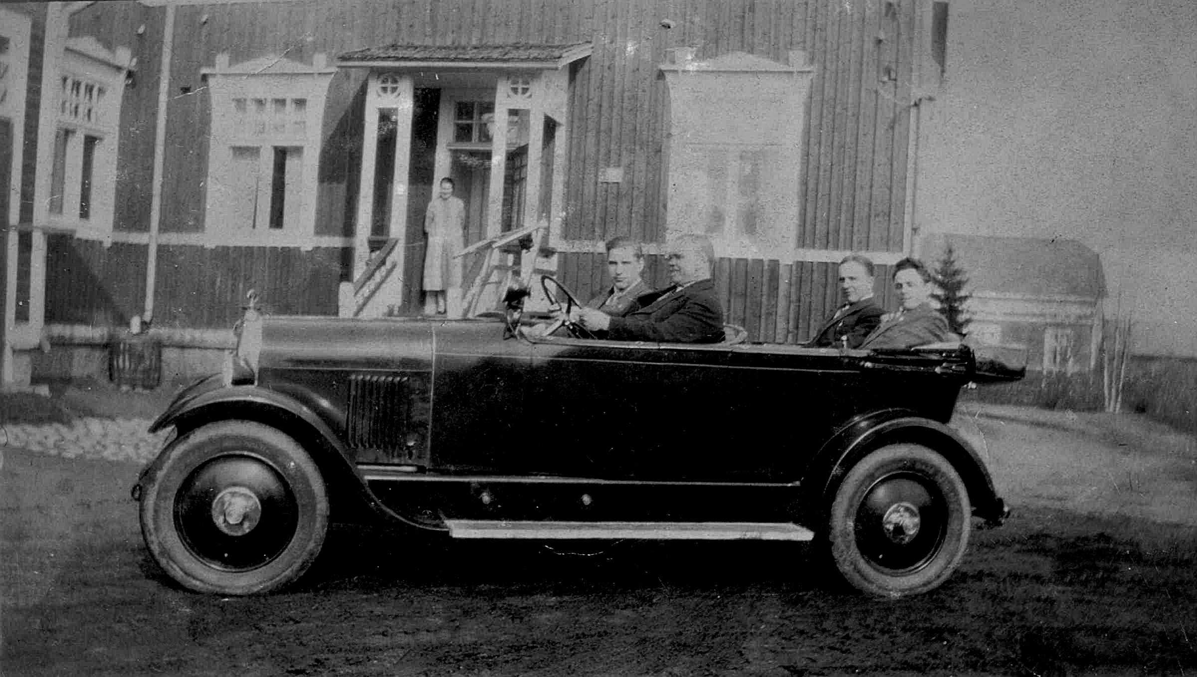 Här lärare Sjöblad provkörande en bil på skolgården. Sjöblad var lärare i folkskolan under åren 1921-1930 och han var också rektor för den nygrundade Evangeliska Folkhögskolan i Dagsmark.